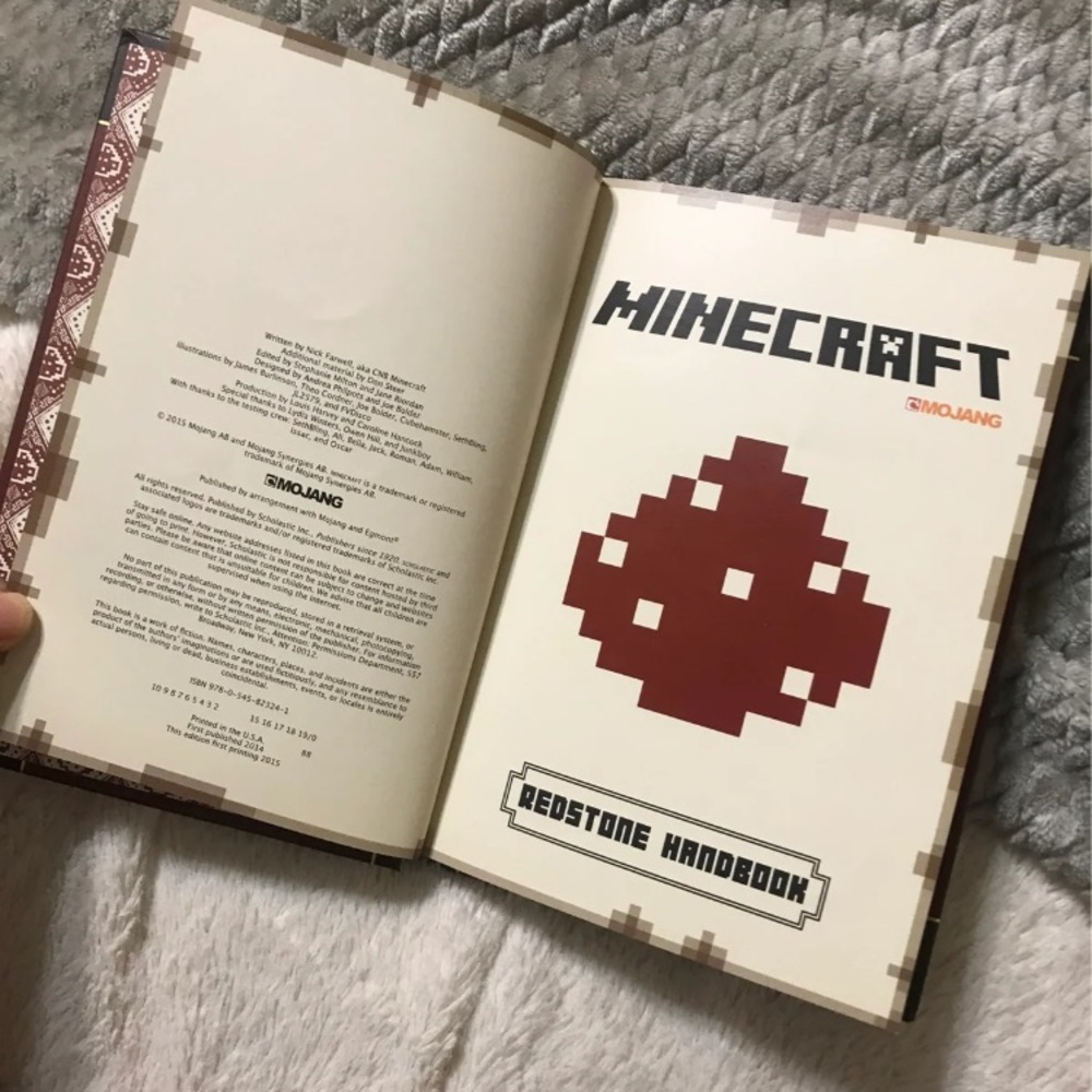 Minecraft Essential Handbook - Picture 5 of 7